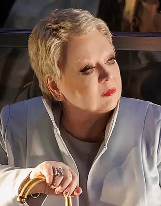 Крючкова в роли Элен Алвинг в спектакле «Привидения» (реж. — Роман Мархолиа)