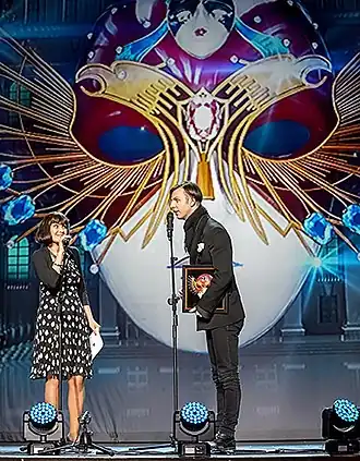 Марина Давыдова вручает премию «Золотая маска» Теодору Курентзису (2015)