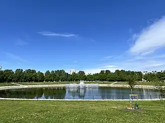 Пруд, расположенный в центре круговой застройки микрорайона