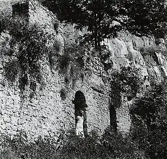 Крепостные стены, окружающие дворцовый комплекс Ибрагимхалил-хана