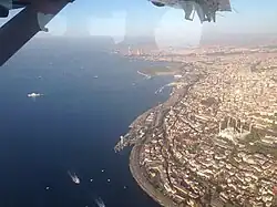 Вид на район Фатих и улицу Кеннеди с воздуха