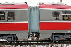 Дизель-поезд ЖС 711-025/026.Межвагонный переход и сцепка. Также видны части неприводных тележек.