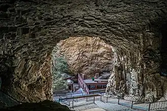 Внутренний вид входа в пещеру