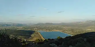 Вид на озеро из горной деревни Кандалос[греч.]