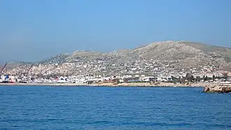 Вид на гору Эгалео и пирейский пригород Перама у её подножия