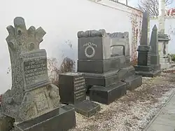 Третий слева — памятник С. М. Панпулова.