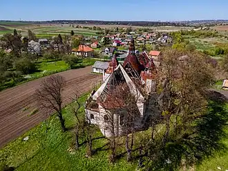 Вид на село и костёл Святой Марии Магдалины