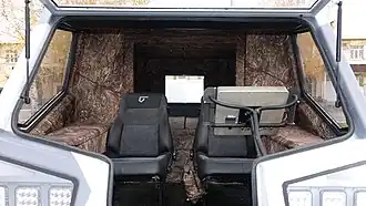 Салон АГ20. Вместо рычагов установлен штурвал, на котором центральное место  занимает планшетный компьютер.