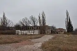 Единственный магазин в деревне. Разобран в 2014 году, в ходе боевых действий не разрушен. В начале боевых действий весной-летом 2014 года здесь дислоцировались «ополченцы», которые дежурили на блокпостах.