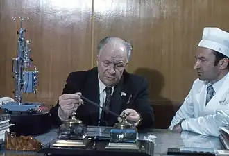 Б. В. Петровский со своим учеником — профессором О. С. Белорусовым (справа), 1984 год