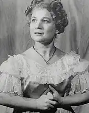 В роли Эммы в спектакле «Крошка Доррит» (1954)