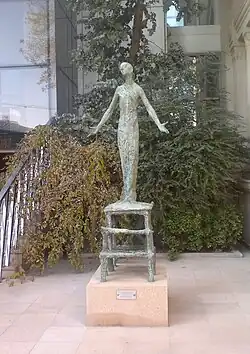 Актриса. Скульптор Ф. Салаев. Перед зданием театра «Унс» в Баку