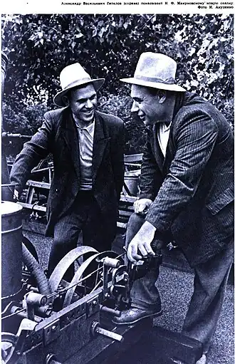 Александр Васильевич Гиталов (справа) показывает Н. Ф. Мануковскому новую сеялку