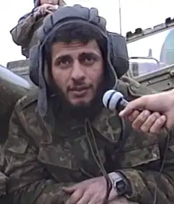 Альберт Агарунов в мае 1992 на борту своего танка Т-72. Кадр из видеоинтервью ANS (оператор — Чингиз Мустафаев)