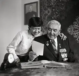 Амангельды Исаков с внуком