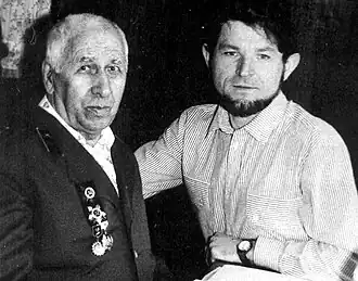 Амир Утяшев (на фотографии слева)