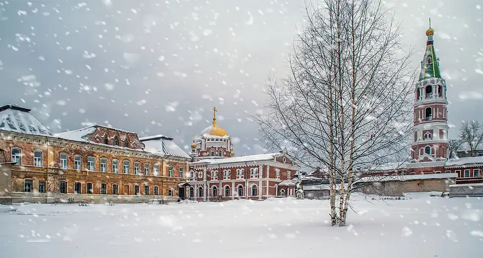 Ансамбль монастыря изнутри, вид на юго-запад. Христорождественская церковь и колокольня