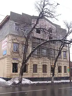 Здание во время достройки третьего этажа