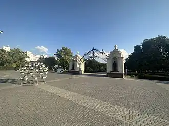 Арка при входе в сквер де Волана