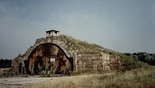 Закрытая аэродромная стоянка в виде арочного укрытия