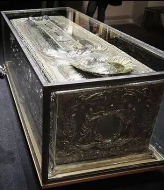 Рака Арсения Коневского в музее церковного искусства (вид сбоку).