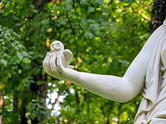 Верхний сад. Совёнок в руке Афины.