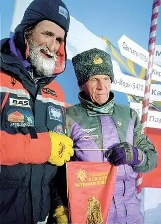 В. С. Чуков (слева) и генерал-майор авиации А. И. Халутин на Северном полюсе (2000 год)