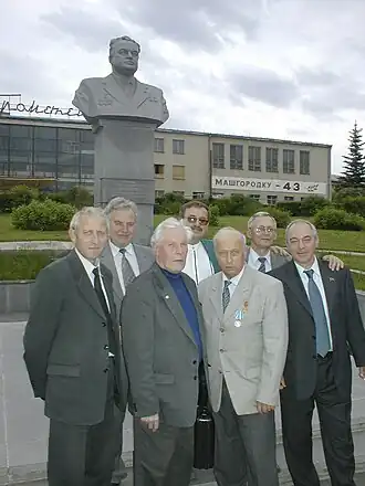 Войнов И. В. — в первом ряду крайний справа.(Второй и третий справа в первом ряду — Бабкин А. И. и Клейман В. Л.; второй и третий справа во втором ряду — Телегин А. И. и Пегов В. И.:Миасс, Машгородок, 5.06.2003)