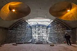 Забетонированный свод с нишами под светильники