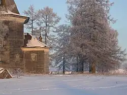 Апсиды в окружении лиственниц