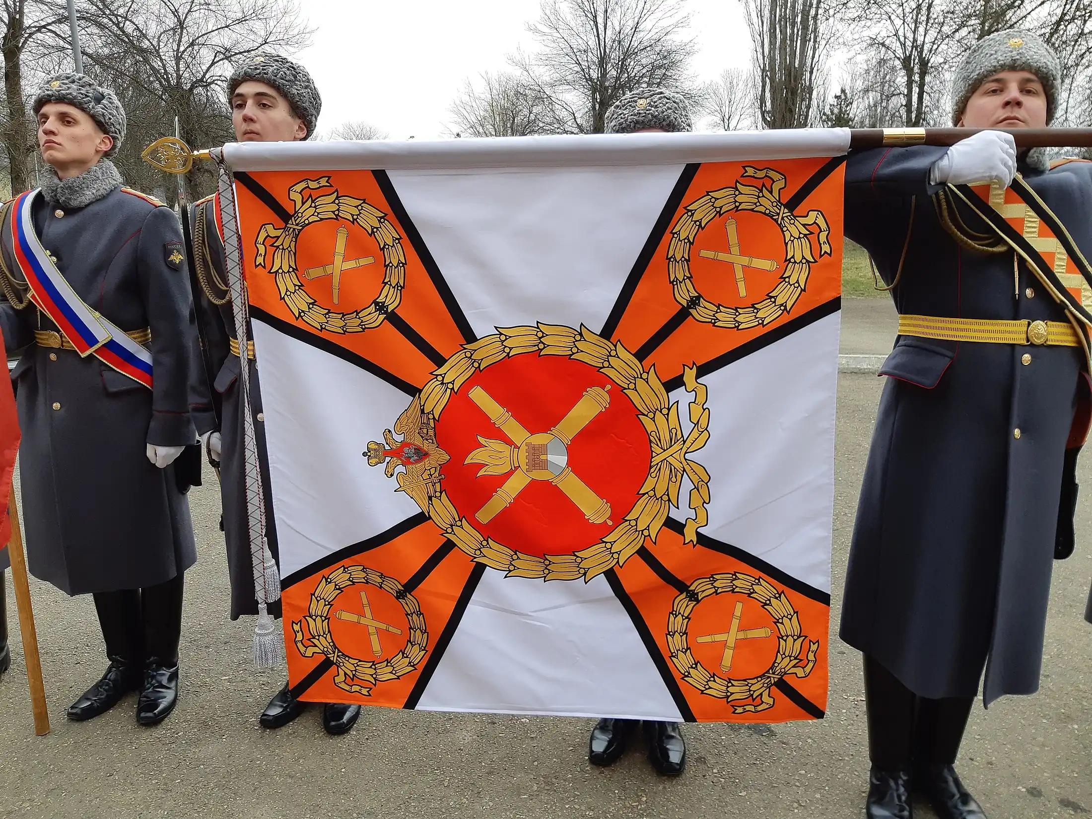Боевое знамя «нового облика» в России, на примере 227-й артиллерийской Таллинской Краснознамённой, ордена Суворова бригады. Знамя в руках знаменосца на церемонии вручения в 2019 году