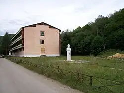 Бюст Герою Социалистического Труда, бригадиру проходчиков ХГОКа Бойко М. Н.На заднем плане — заброшенный дом отдыха «Горняк»