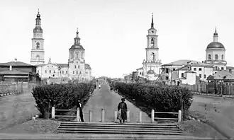 Большая Саратовская улица, вид на Троицкую церковь и Воскресенский собор (1900).