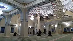 Большая люстра под центральным куполом