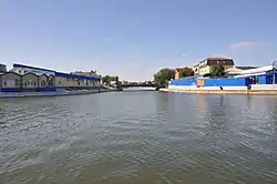 Кутум, слева ТЦ Маяк и Московский, впереди Ивановский мост, справа торговые ряды, вдоль Кутума проходит улица Набережная 1 Мая