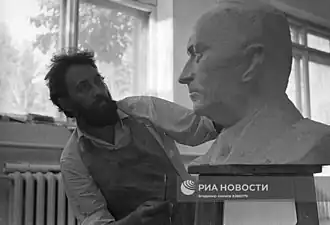 Б. И. Дюжев у скульптурного портрета О. В. Куусинена
