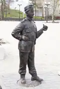 Скульптура народного артиста СССР Бориса Тенина в роли Швейка в фильме «Новые похождения Швейка» в г. Кузнецке (2021)