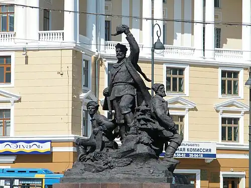 Левая скульптурная группа