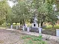 Братская могила советских воинов и могила старшего сержанта И. С. Литвинова.
