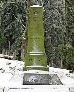 Советский памятник на братской могиле павших во II мировой войне. Демонтирован в 2023 году