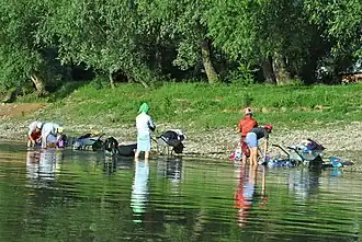 Кашкетницы стирают одежду в Днестре