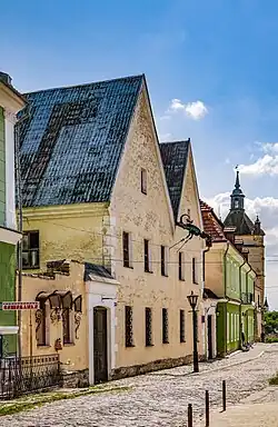 Памятник архитектуры XVII века — дом русского магистрата. Сегодня здесь размещается дирекция НИАЗ «Каменец»