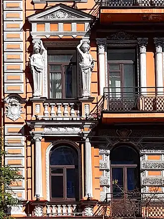 Кариатиды (левый фланг дома)