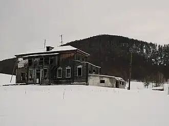 Здание бывшей церкви, школы, клуба, гостиницы, конторы сельского Совета служит теперь вышкой для телеантен.