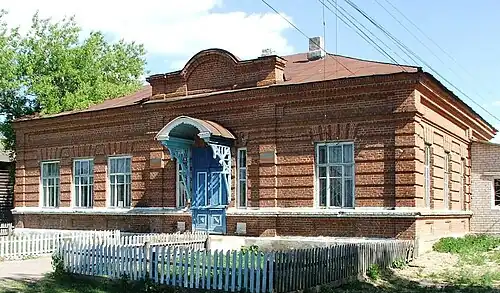 Бывший учебный корпус начального училища в с. Акшуате.