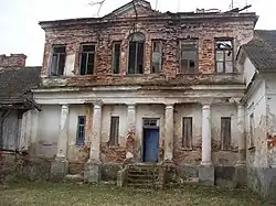 Главная часть фасада левого флигеля