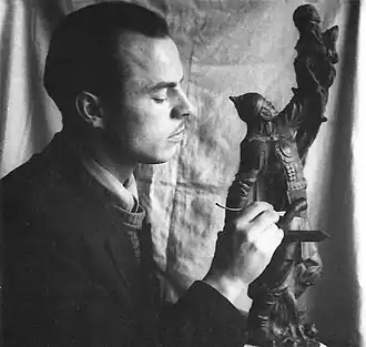 За работой над скульптурой «Руслан, побеждающий Черномора». Ленинградский Фарфоровый завод им. М. В. Ломоносова (ЛФЗ). 1956 год.