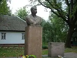 Памятнику И. Карпенко-Карому