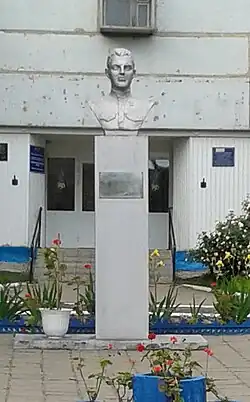 Бюст Героя Советского Союза, лётчика Е. Д. Басулина