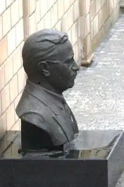 Бюст Узеира Гаджибекова (1984, совместно с Н. Дадашовым), доставленный из города Шуша в Баку. Экспозиция под открытым небом Музея искусств Азербайджана. В 2021 году вновь установлен в Шуше